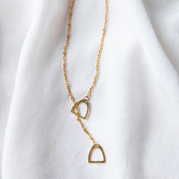 Collar estribos chapado en oro 18K LOULOU